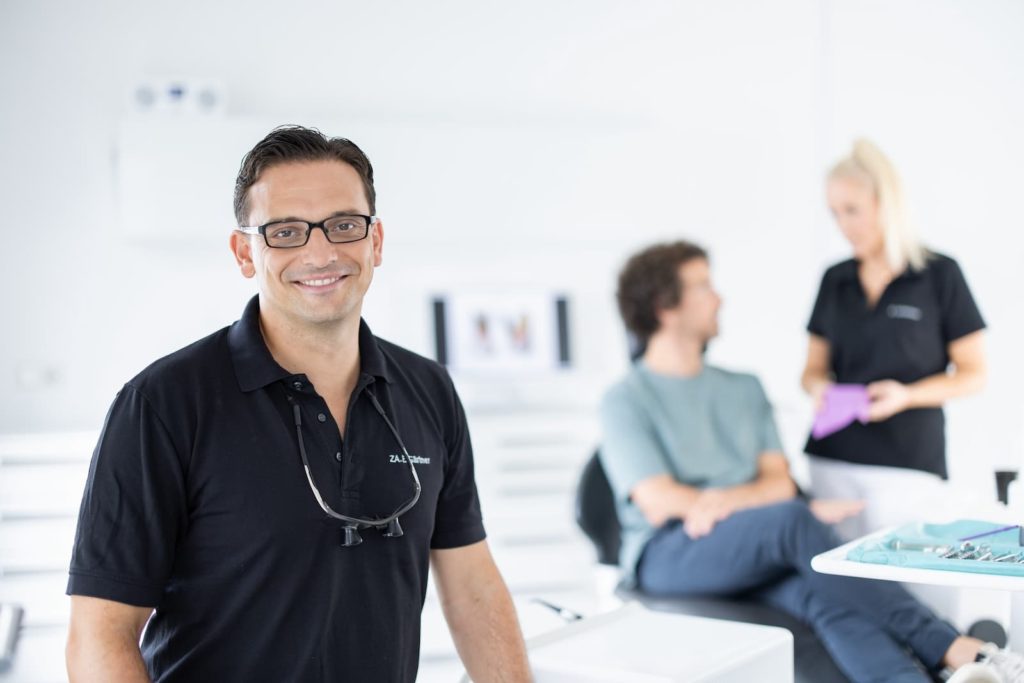 Welche Zahnbehandlungskosten auf privat versicherte Patienten zukommen können: Centrum für Zahnmedizin in Bergisch Gladbach klärt auf